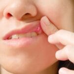 Dolor de muelas y molestias dentales en una mujer, atención odontológica y cuidado dental.